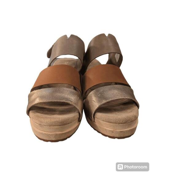 Women's TOMS Metallic Gold Leather Clogs Sandals Size 10 - Picture 2 of 6